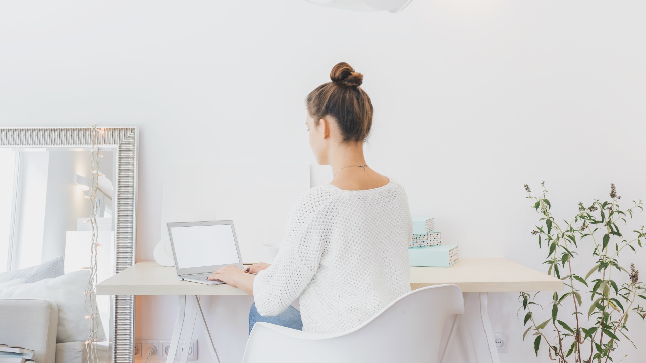 Une femme travaillant devant son ordinateur